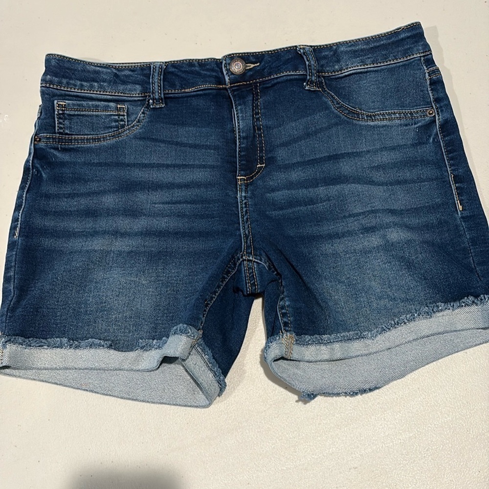 Hippie Girl (bought from stitch fix). girls denim cuffed denim shorts. size 18